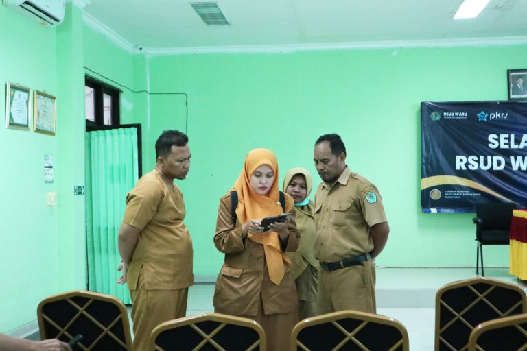 Mudahkan Layanan Adminduk, Dispendukcapil Pamekasan Dampingi Aktivasi IKD Pegawai RSUD Waru